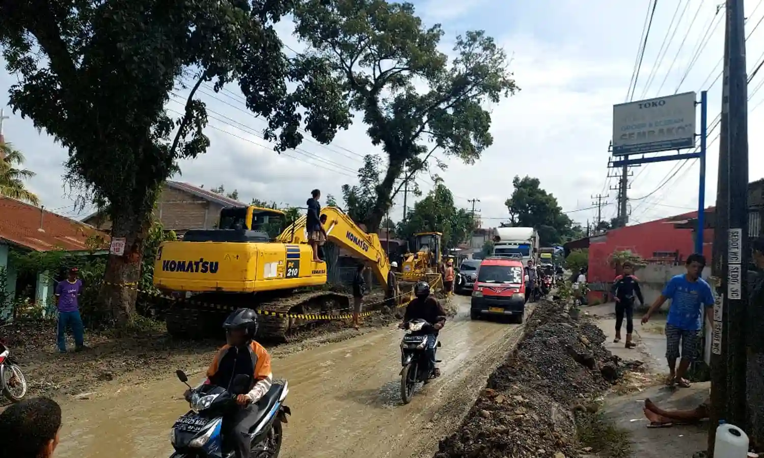 Pipa Air Bocor Akibat Pengerjaan Jalan, Kendaraan Mengular Hingga Satu Kilometer di Jalan Asahan