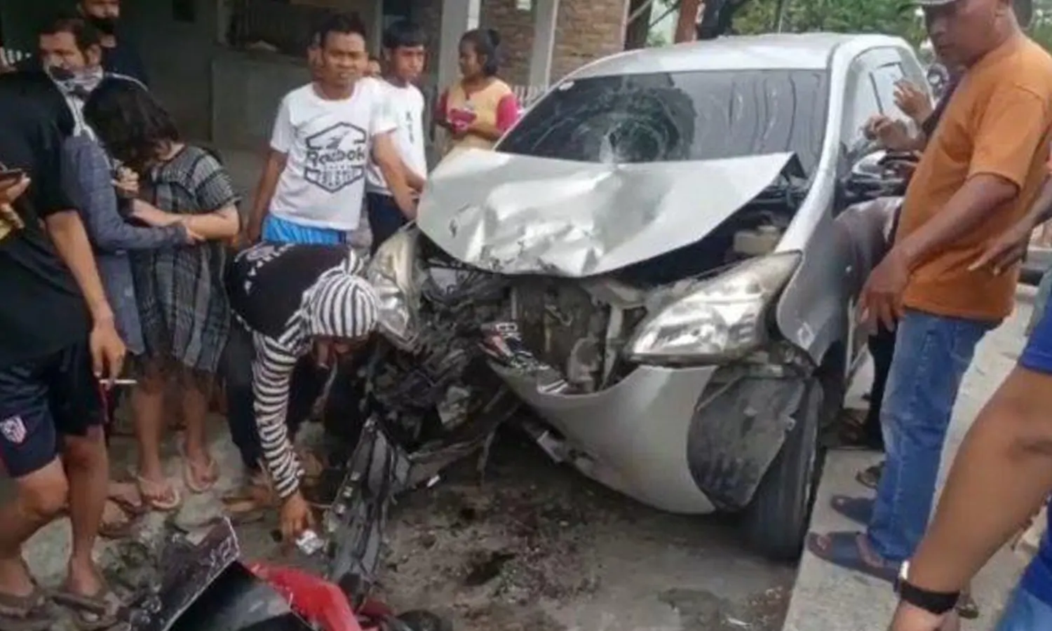 Diduga Ngatuk, Pensiunan di Medan Tabrak Dua Pemotor
