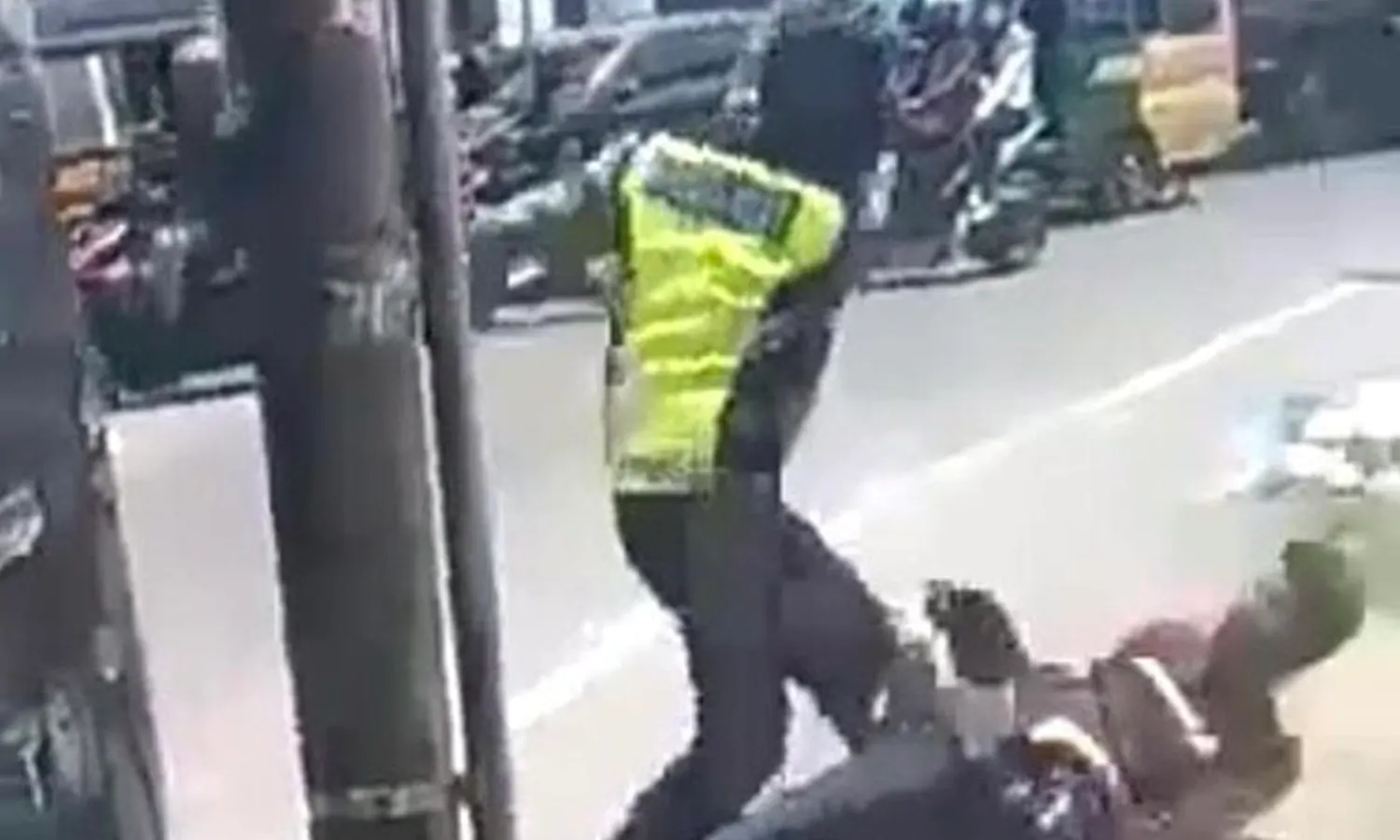 Brutal, Oknum Polantas Pukuli Warga hingga Terkapar. Kapolsek Deli Serdang Minta Maaf
