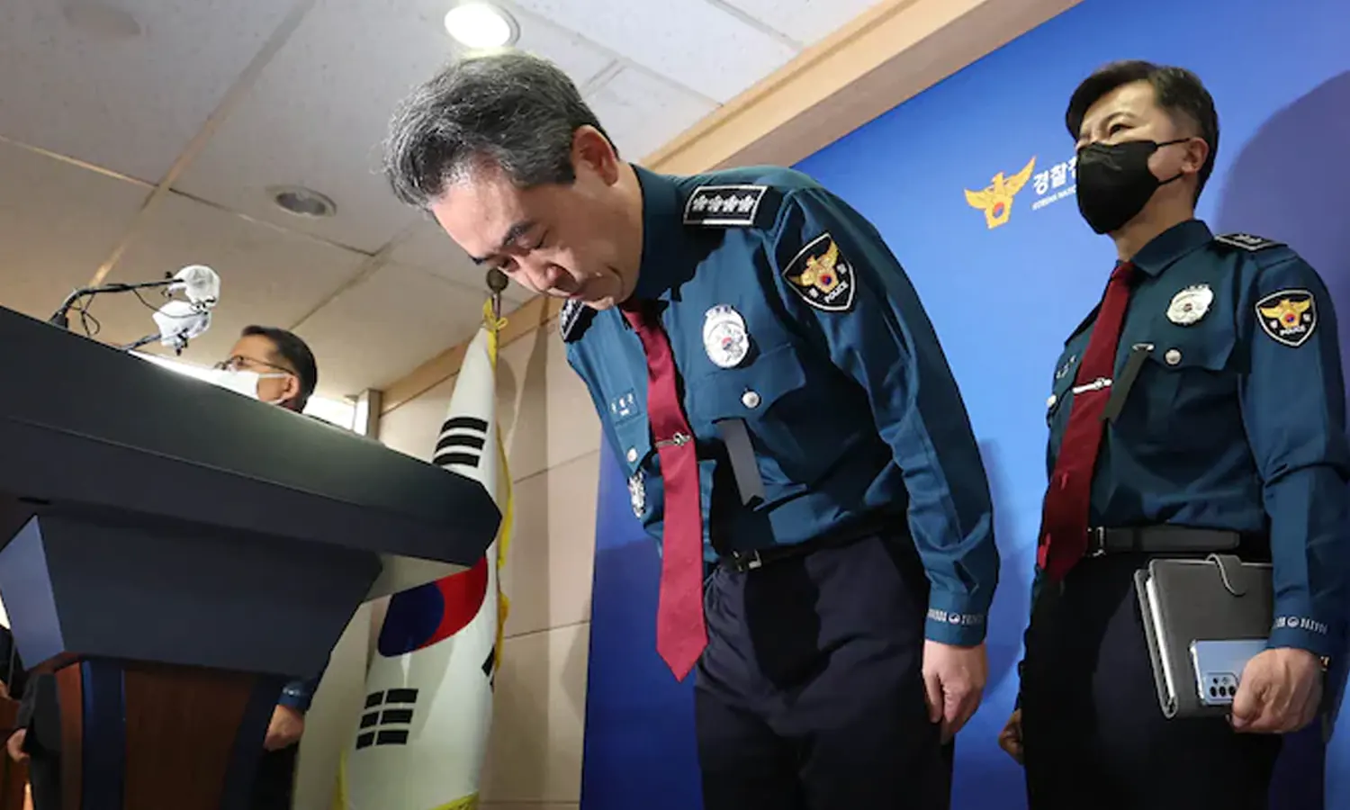 Merasa Bersalah atas Tragedi Itaewon, Kepala Polisi Korsel Membungkuk Minta Maaf