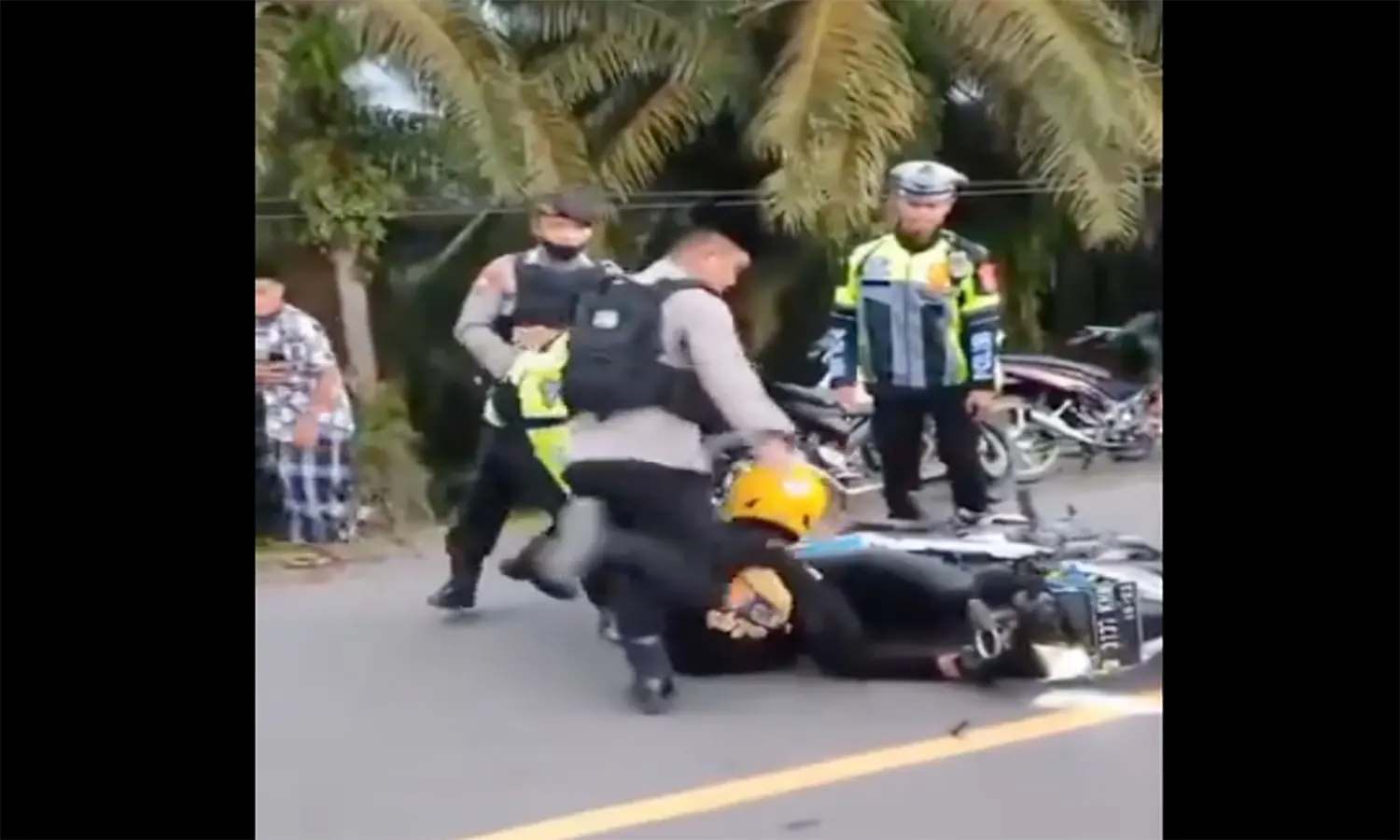 Pengendara Sepeda Motor Helem Kuning Jadi Bulan-Bulanan Polisi