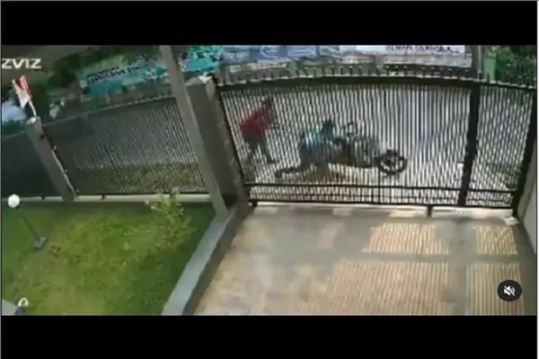 Begal Handpone Jatuh ke Saluran Air, Setelah di Kejar Emak-Emak Korbannya