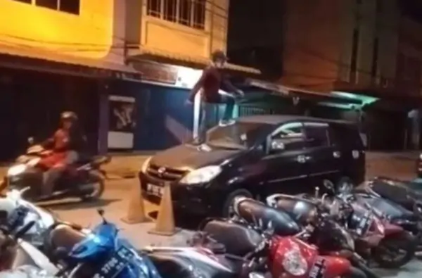 Pria Mabuk Obrak Abrik Puluhan Motor Dan Merusak Sebuah Mobil