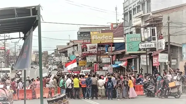 Warga dan Pedagang di Medan Johor Protes, Desak Camat Hentikan Penyekatan