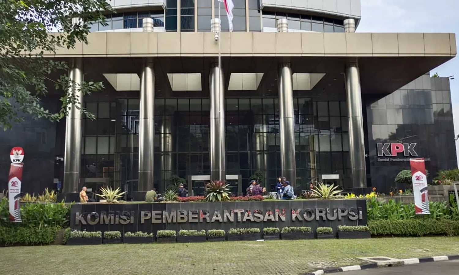 KPK Geledah Kantor Dinas PU Papua, Cari Bukti Korupsi Lukas Enembe