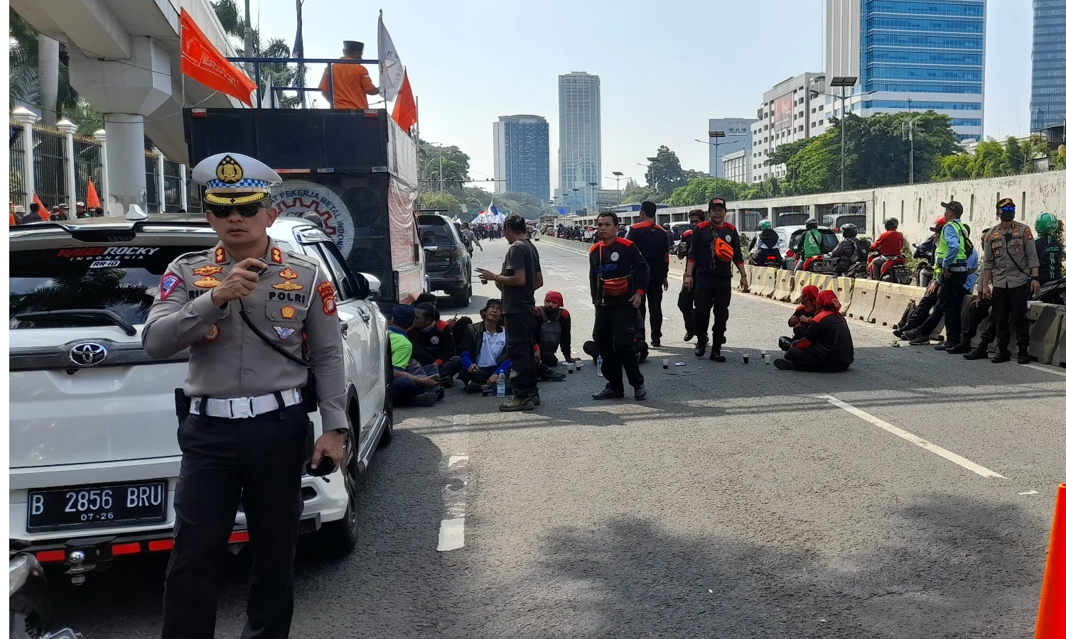 Polisi Rekayasa Lalin di Sekitar Istana Bogor dan Gedung DPR Bogor karena Demo BBM