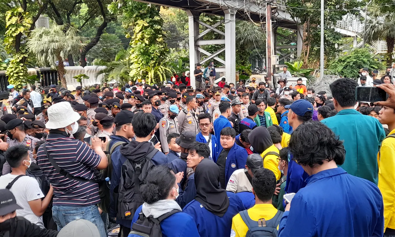 Demo di Patung Kuda, Sejumlah Mahasiswa Terluka Akibat Dorong-dorongan dengan Aparat