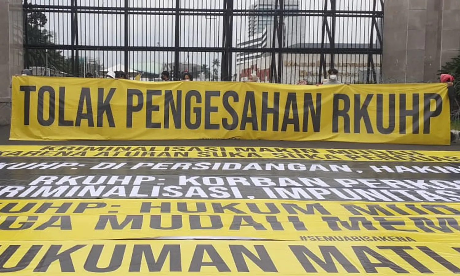 Tolak RKUHP, Massa Tabur Bunga di Depan Gedung DPR RI atas Matinya Demokrasi di Indonesia
