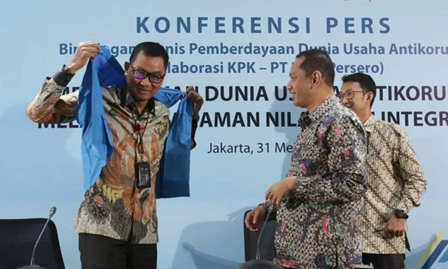 Rompi Biru KPK untuk Tangkal Korupsi