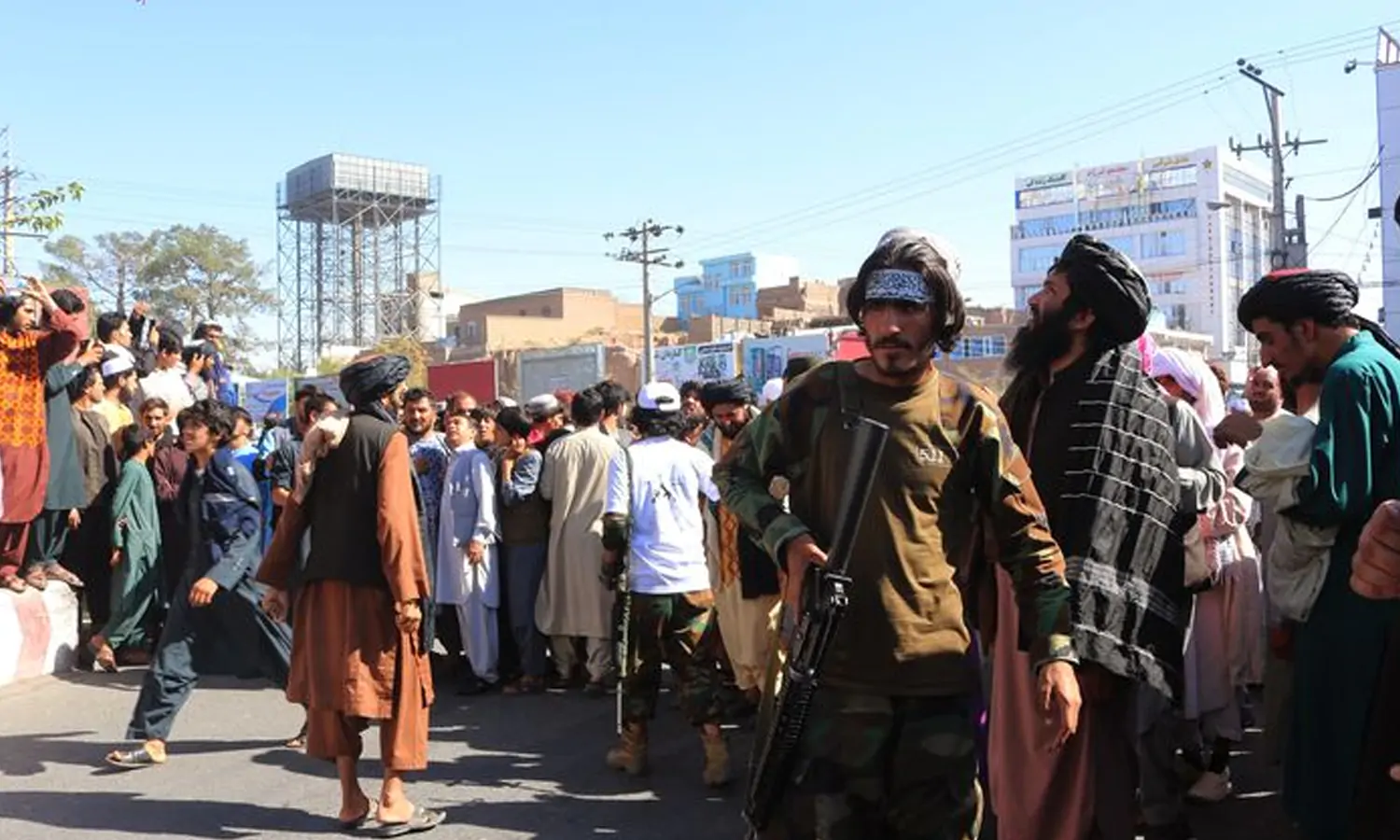 Sadis, Taliban Gantung Mayat Penculik di Tengah Kota