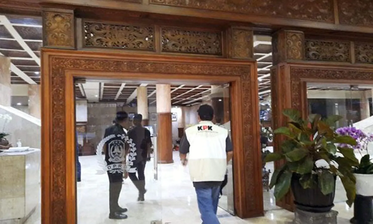 Penyidik KPK kembali Geledah Sejumlah Ruangan di DPRD Jawa Timur