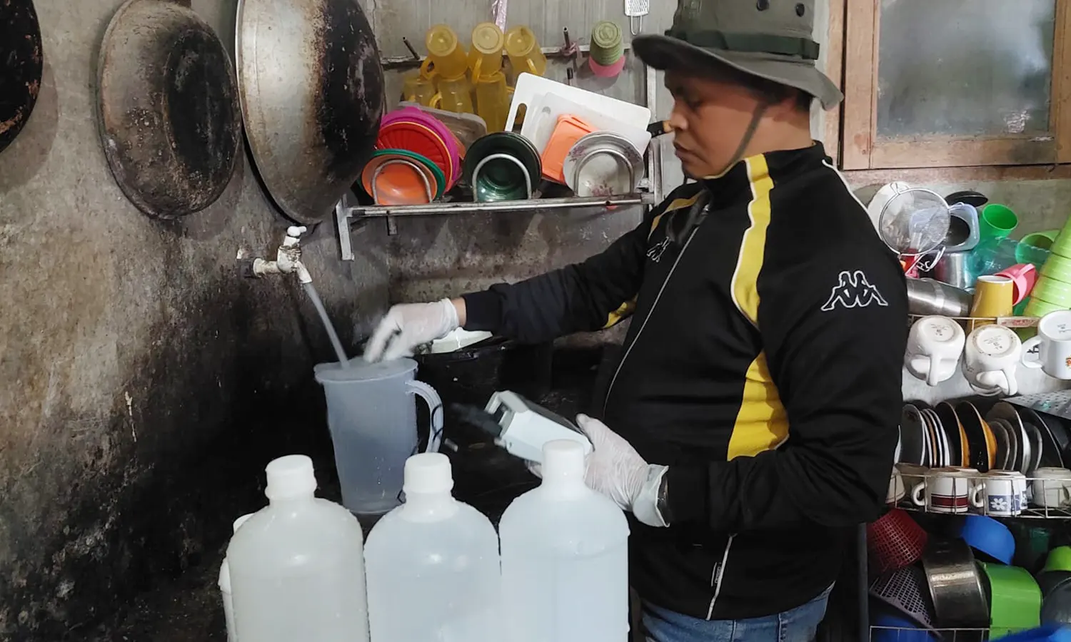 Ditreskrimsus Polda Sumut Ambil Sampel Air Tercemar Minyak di Sinaksak