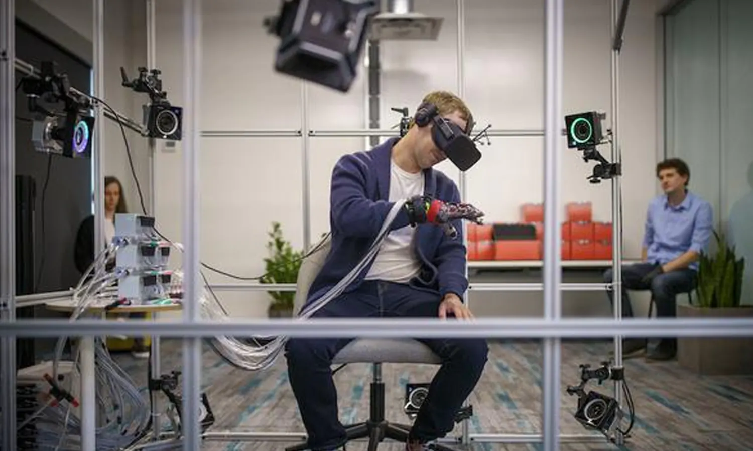 Super Canggih, Mark Zuckerberg Buat Sarung Tangan Haptic yang Bisa Sentuh Objek Virtual