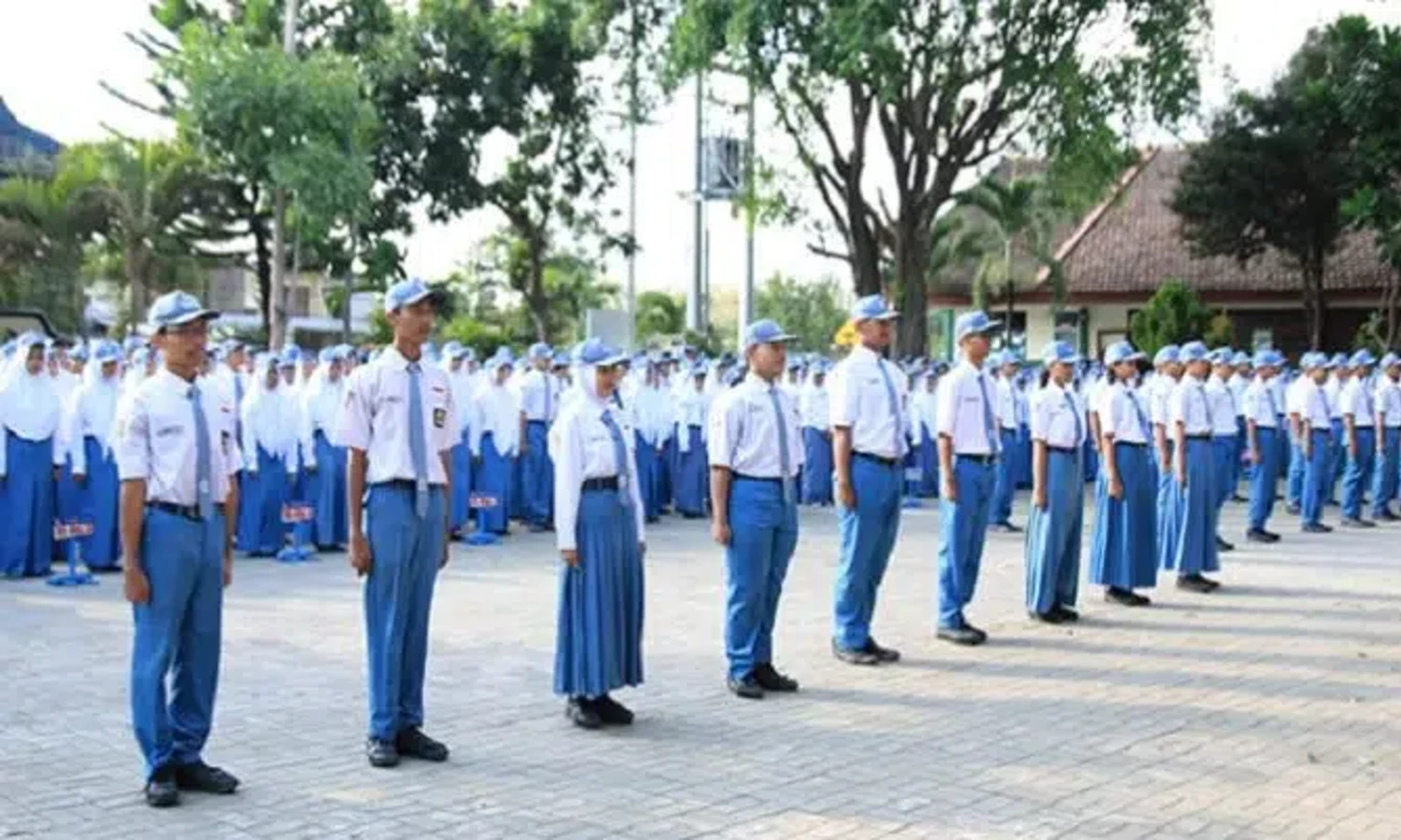 Kenapa Seragam SMA Berwarna Putih Abu-Abu? Ternyata Ini Maknanya