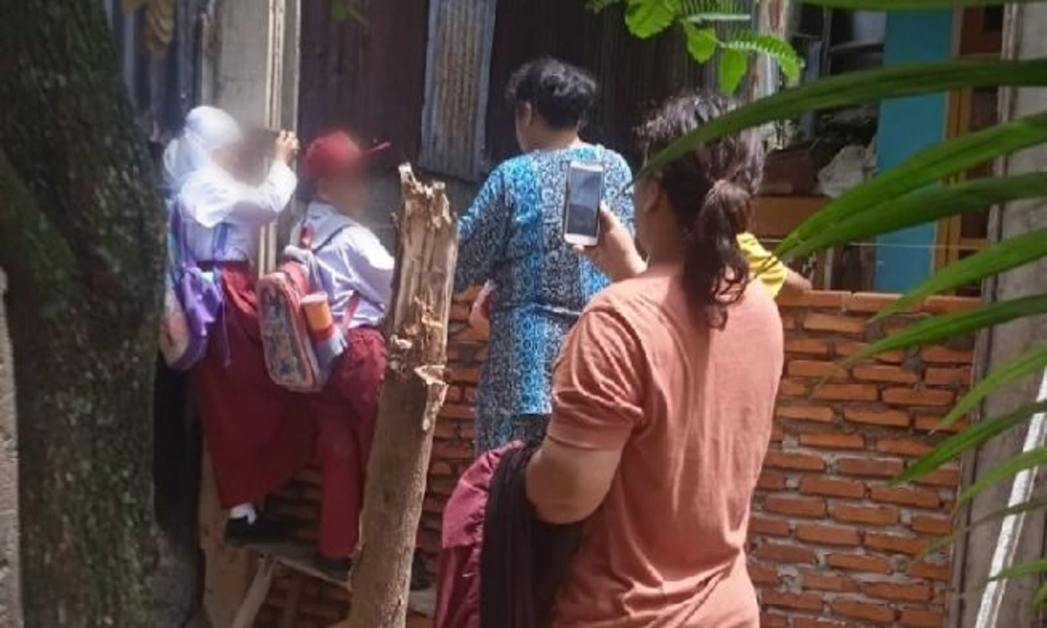 Akses Jalan Ditutup, Siswa SD di Padangsidimpuan Terpaksa Panjat Tembok 