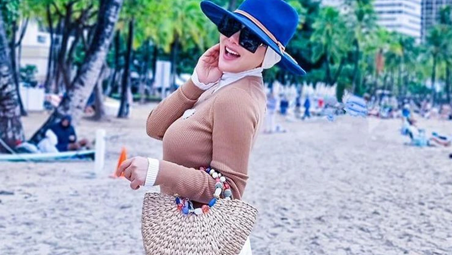 Syahrini Mamakai Tas Harga 400 ribu ke Hawaii