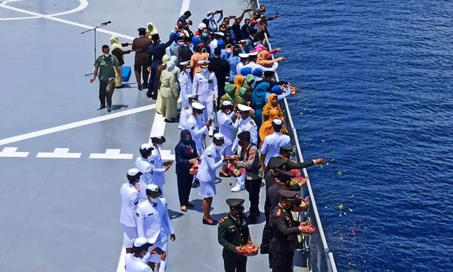 Peringati Hari Pahlawan, TNI AL Gelar Tabur Bunga di Atas Kapal