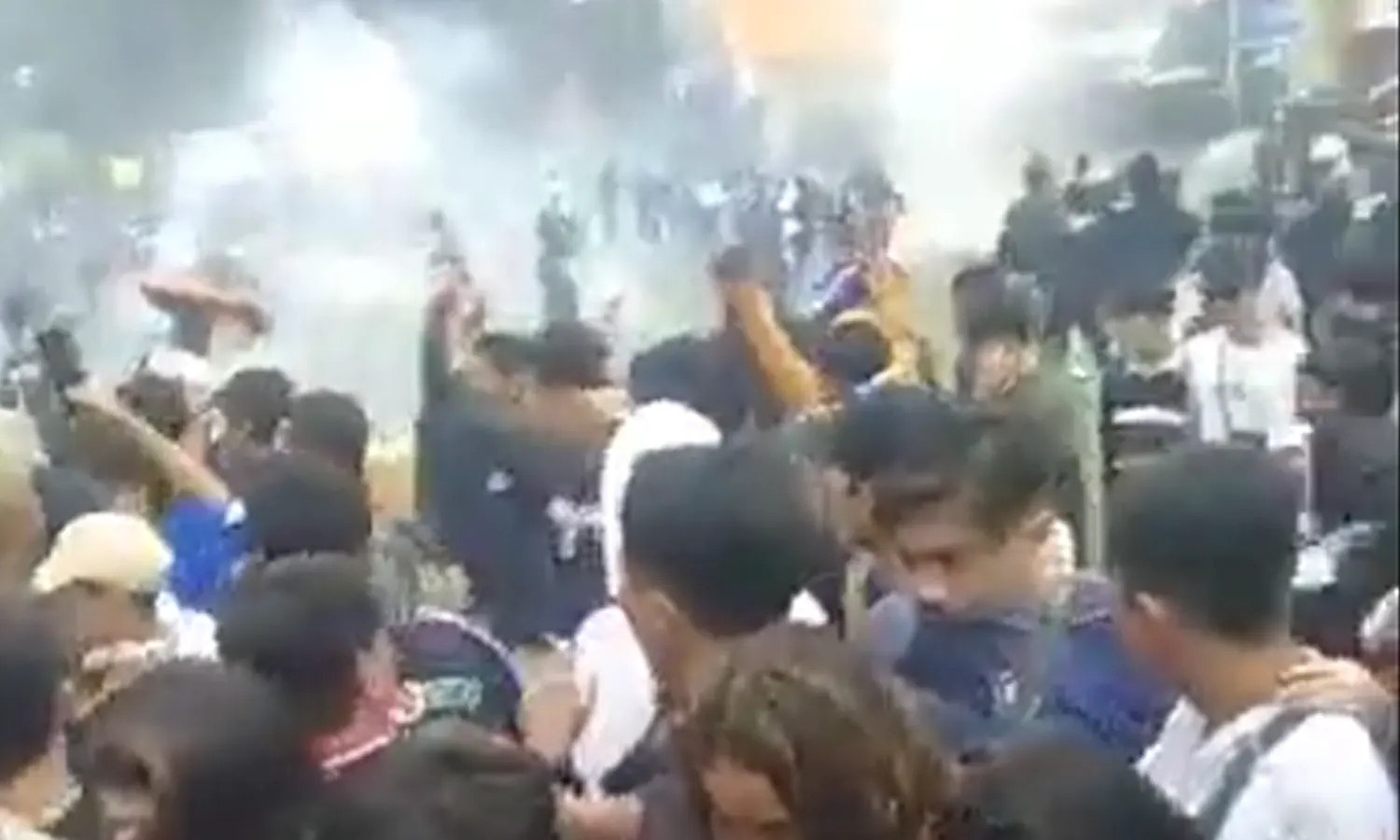 Polisi Tembakkan Gas Air Mata untuk Halau Suporter PSIS di Stadion Jatidiri
