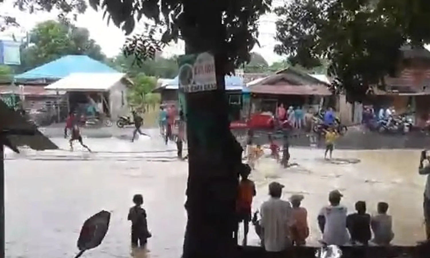 Sekelompok Remaja Medan Terlibat Tawuran di Tengah Banjir