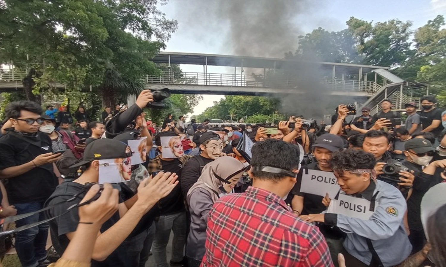 Mahasiswa Sindir Ultah Puan dengan Menggelar Aksi Teatrikal saat Demo BBM
