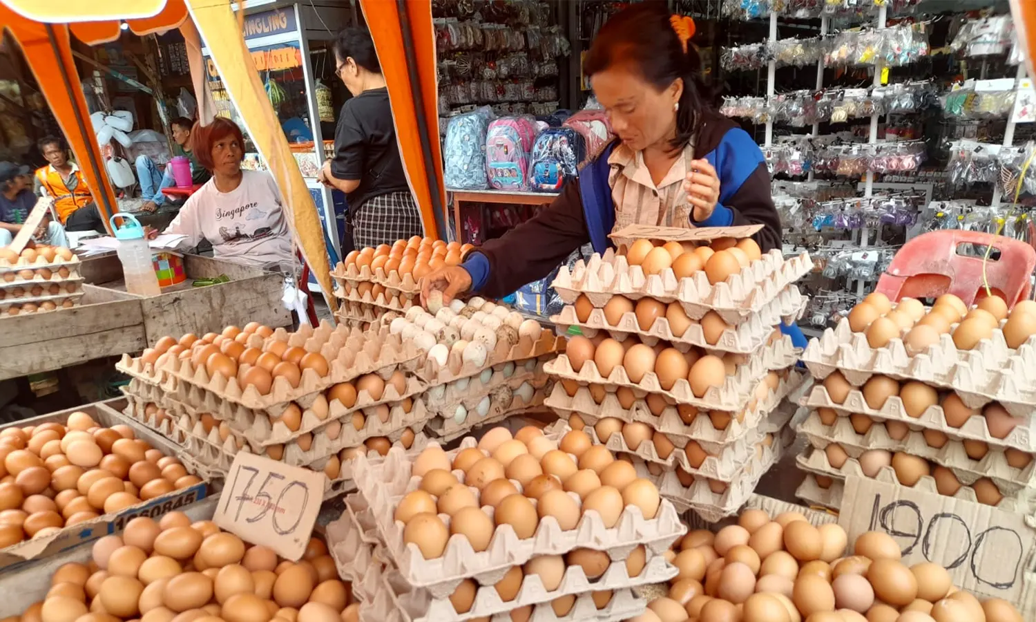 Pembeli dan Pedagang Keluhkan Meroketnya Harga Telur di Pematang Siantar