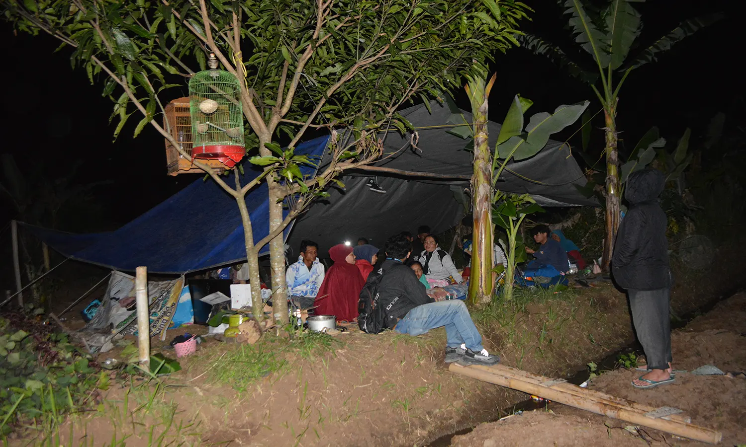 Posko Pengungsian Gempa Over Kapasitas, Warga Bangun Tenda Mandiri