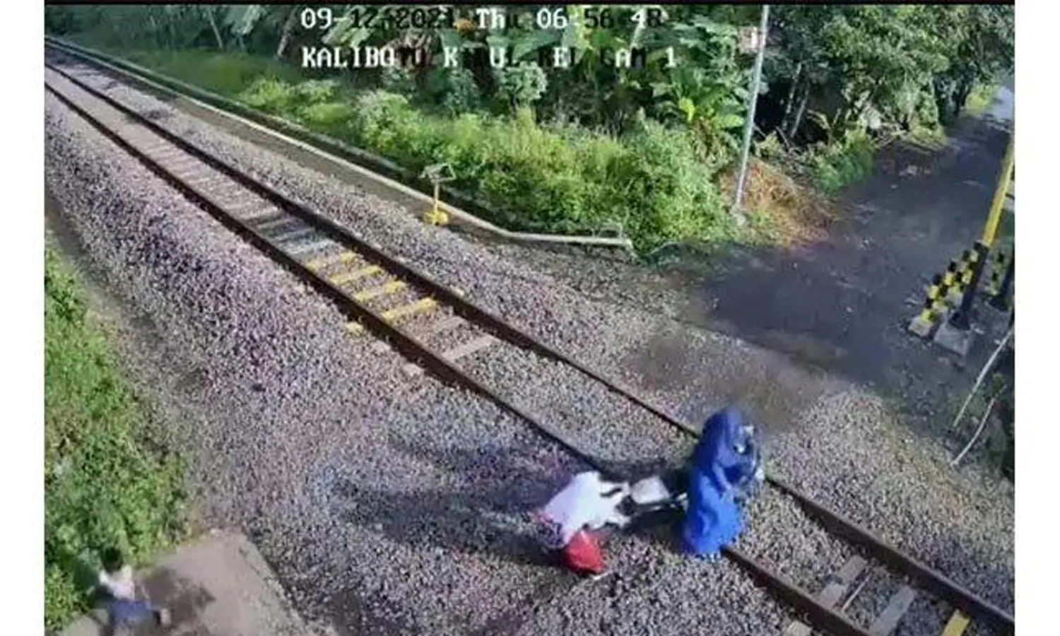 Viral Ibu-ibu Bonceng 2 Anak Nyaris Tertabrak KA karena Motor Macet