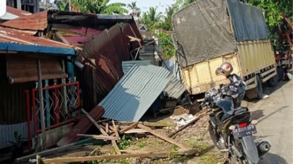 Truk Bermuatan Semen Seruduk Rumah Semipermanen di Tebing-tinggi