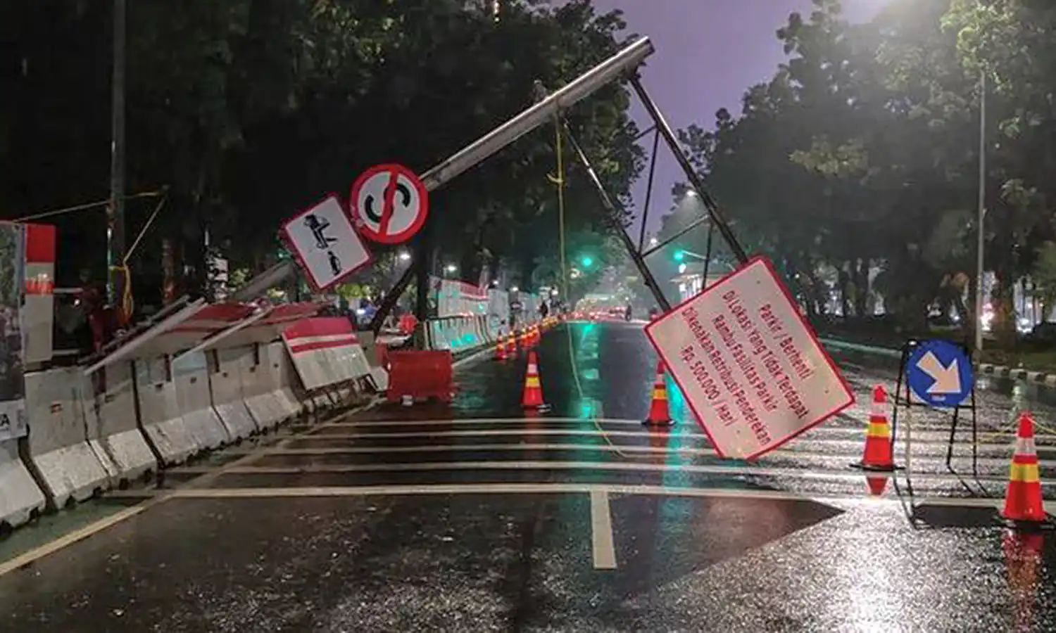 Tiang di Jalan Merdeka Selatan Roboh, Tutupi 2 Jalur Kendaraan Bermotor