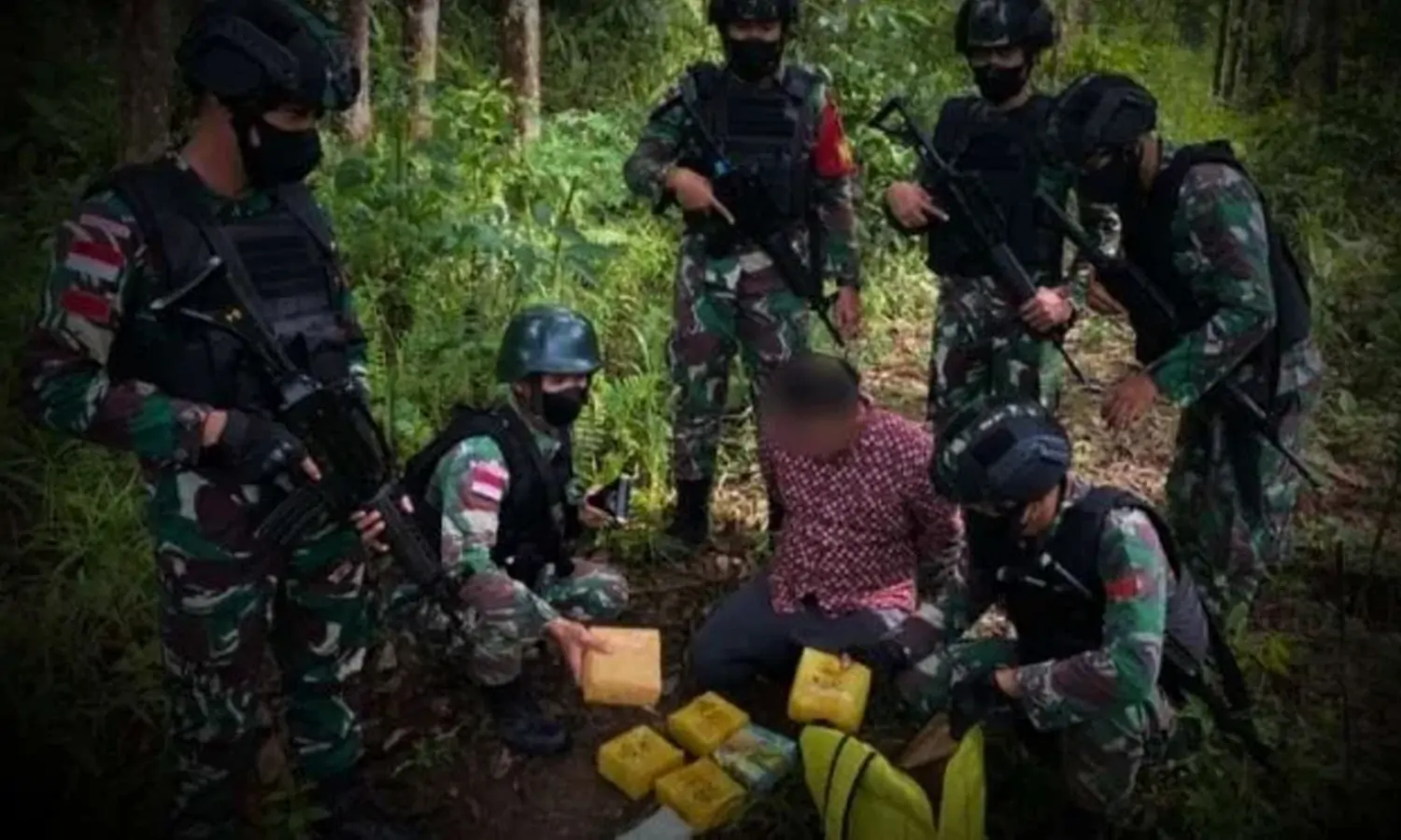 TNI Perbatasan RI-Malaysia Tangkap Pria Bawa 8 Kg Sabu