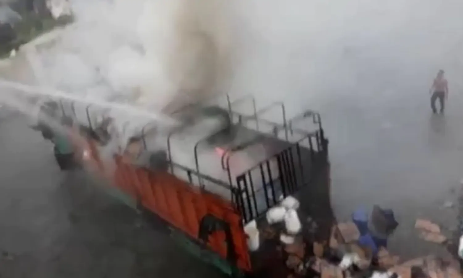 Sebuah Truk Ekspedisi Terbakar di Madina