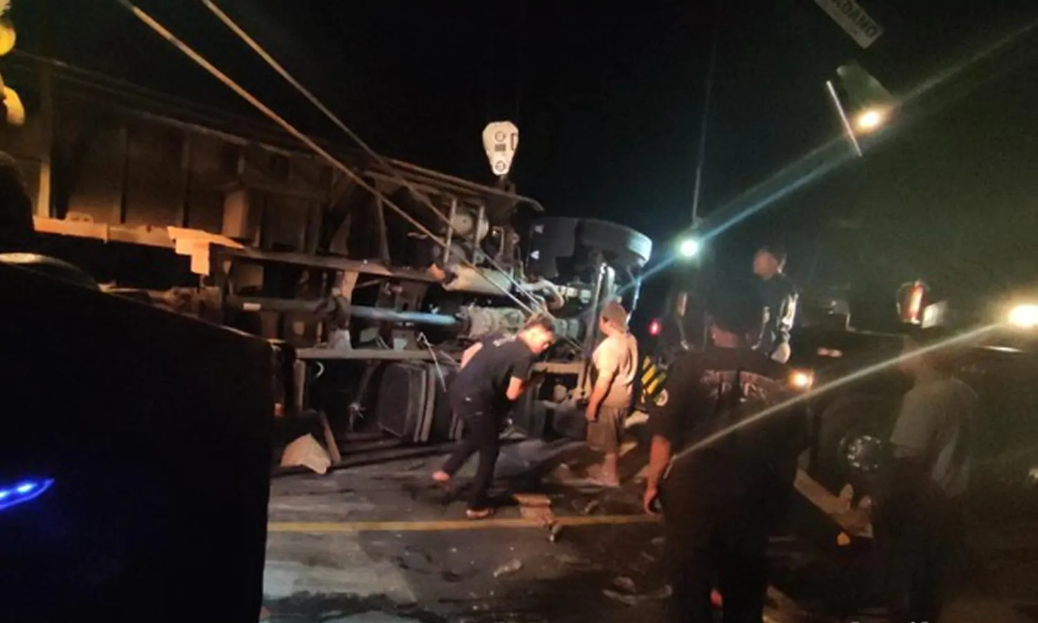 Ganjal Ban Terlepas, Truk Mogok Seruduk 6 Kendaraan di Cianjur, 2 Tewas