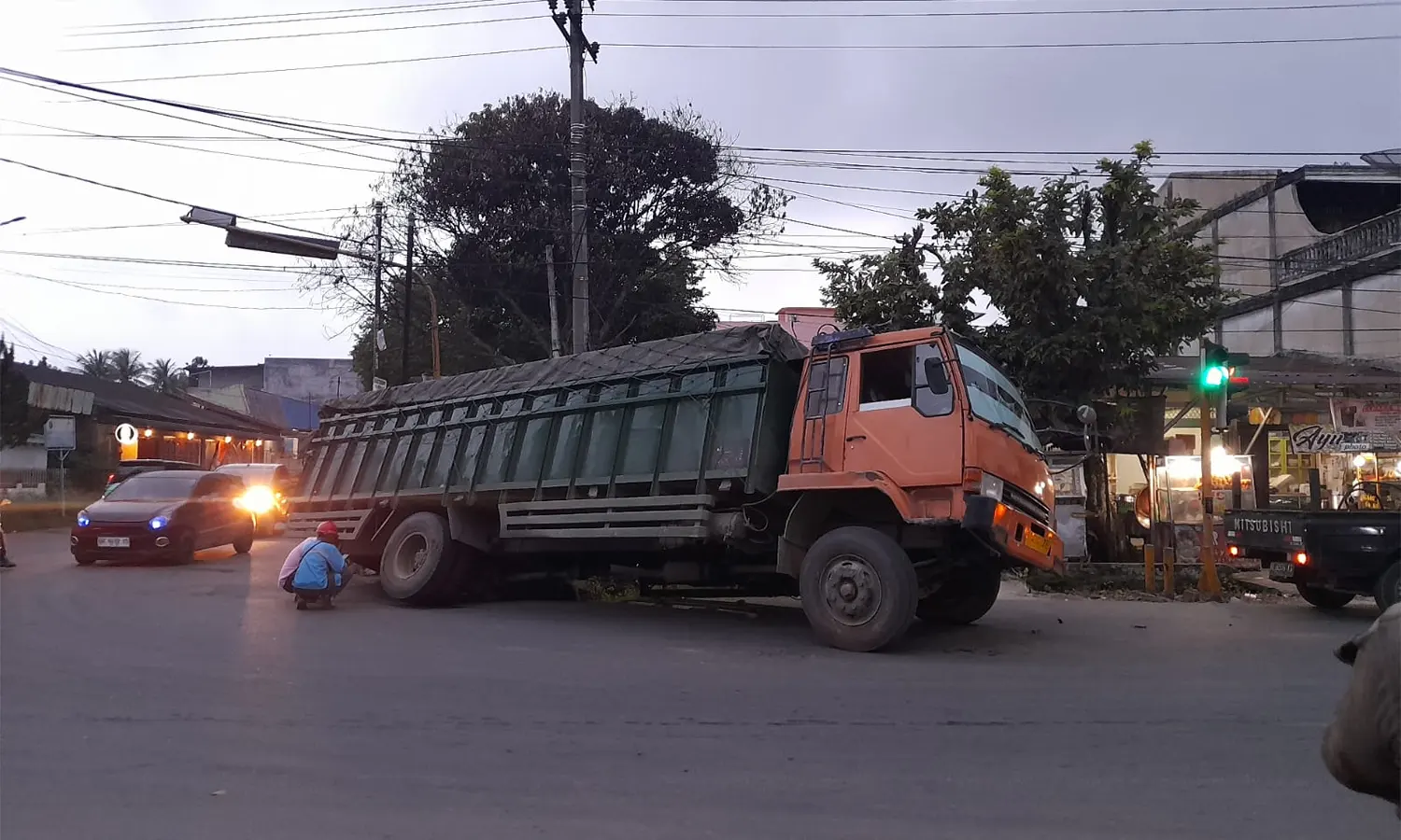 Hindari Kecelakaan, Mobil Pengangkut Sawit Masuk Parit di Pematang Siantar