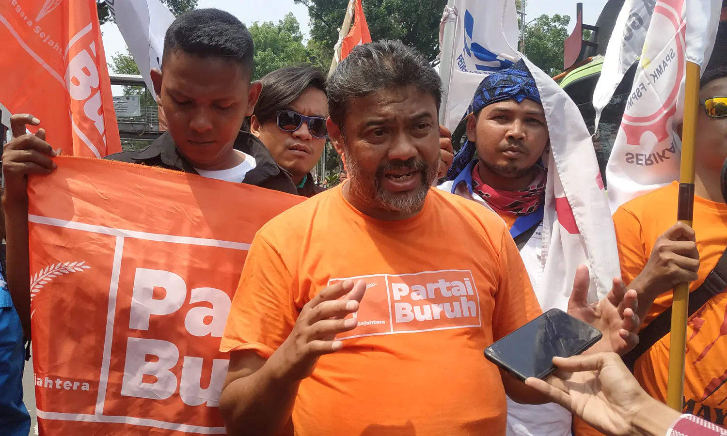 Geruduk Kantor Pajak, Ratusan Buruh Minta Ditjen Pajak Dicopot