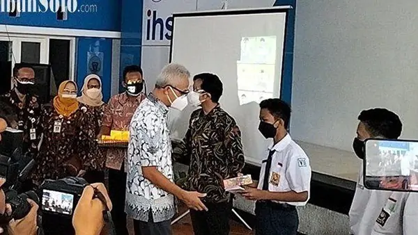 Pelajar Di Solo Menerima Vaksin Berhadiah Handphone Android