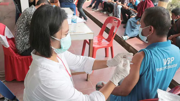 Ratusan Warga Binaan Lapas Kelas IIA Pematangsiantar Mengikuti Vaksinasi