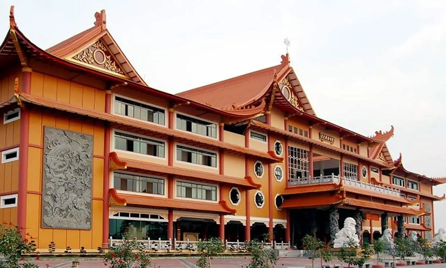 5 Vihara Terbesar di Indonesia dengan Pesona Memukau yang Dimilikinya