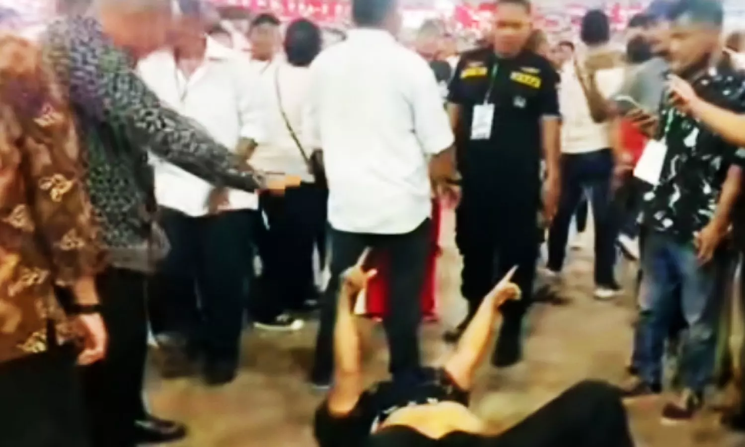 Sambil Melempar Sandal ke Arah Jokowi, Wanita Ini Teriak Histeris: Kami Mencari Keadilan!