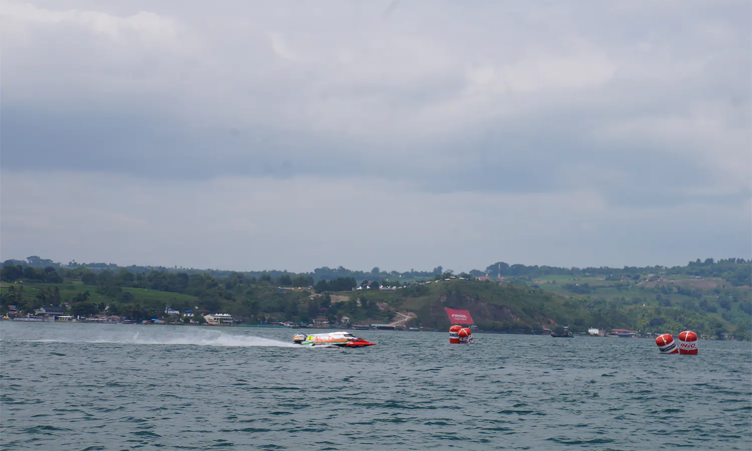 Penonton Kecewa Babak Kualifikasi Poweboat F1H2O Diundur