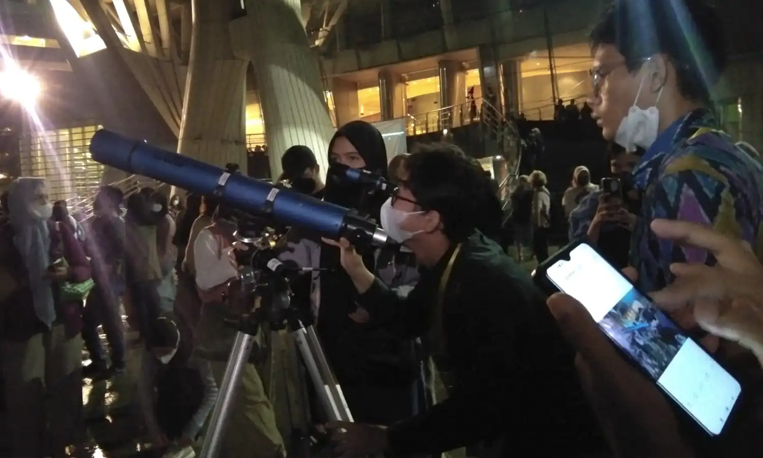 Pengamatan Gerhana Bulan Total di Jakarta Dilanjutkan, Panitia Sediakan 12 Teleskop untuk Warga