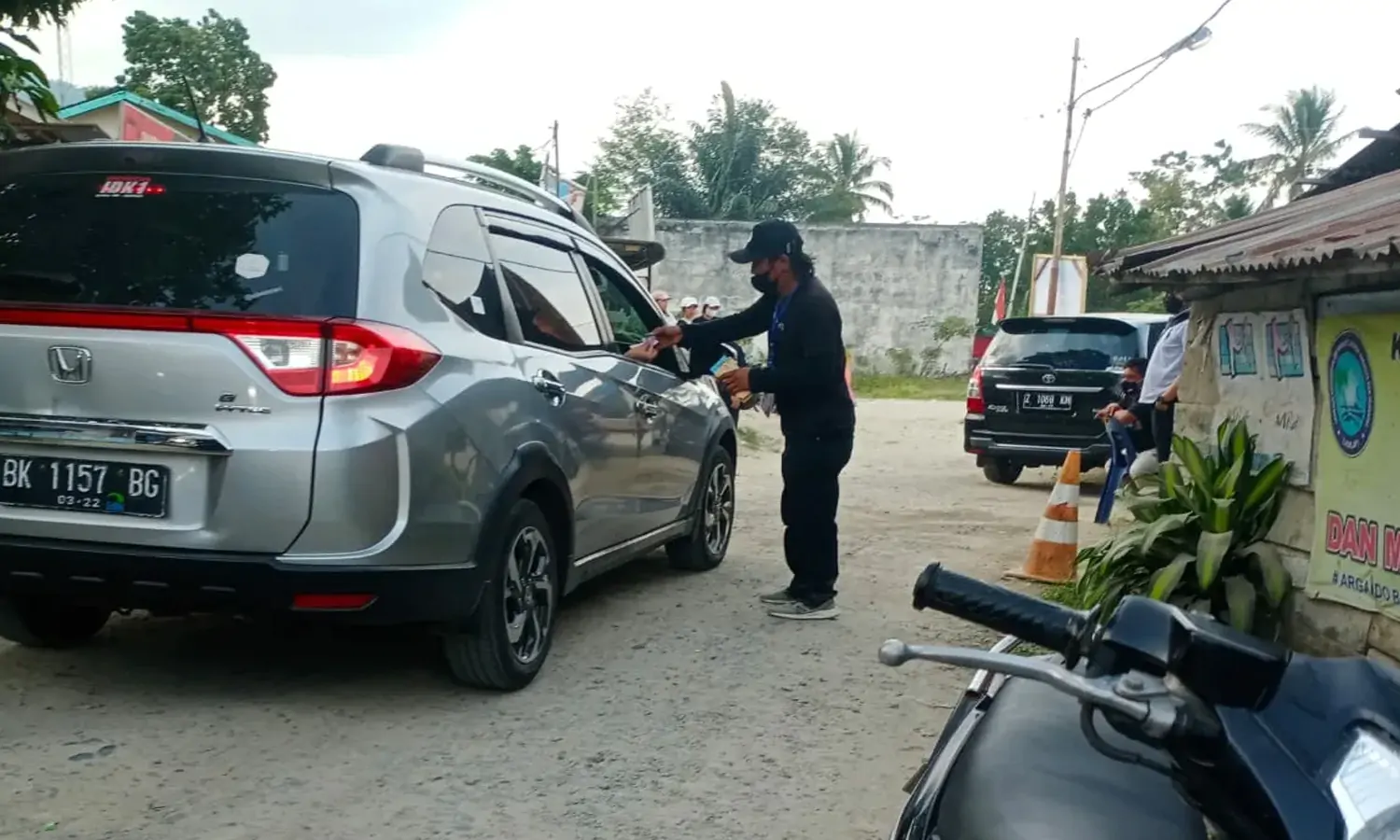 Wisatawan Mengeluh, Mengantri di Pelabuhan Ambarita Dipungut Parkir