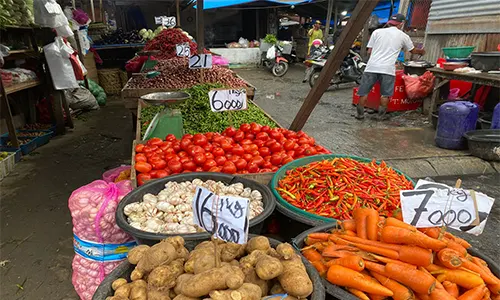 Harga Cabai Merah Turun Drastis, Bawang Merah Diprediksi Ngikut