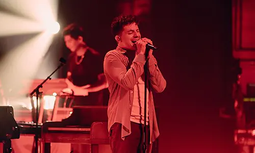 Charlie Puth: Dari Cover YouTube hingga Konser Megah di Singapura