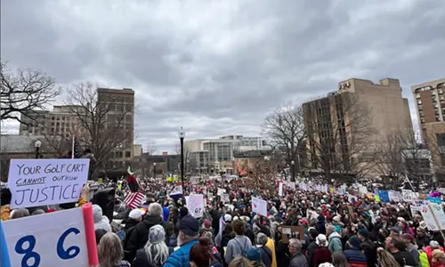 Bernie Sanders: Trump Mendorong Pendulum Demokrasi Berayun ke Otoritarianisme