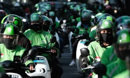 Ribuan Ojol Turun ke Jalan di Aksi 205, Desak Regulasi Potongan Aplikasi