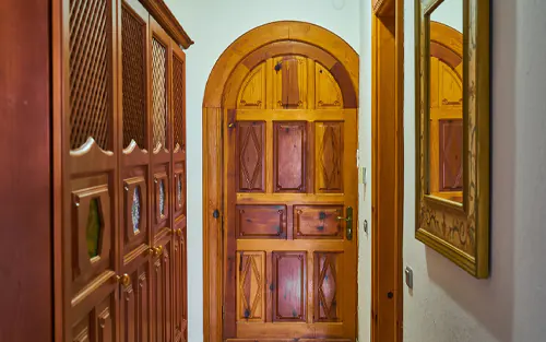Pintu rumah klasik