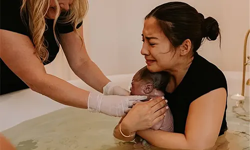 Intip Keunggulan Water Birth, Metode Melahirkan ala Nikita Willy